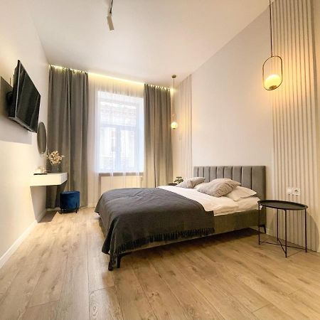 Апартаменти По Вул Менцинського 6 Lviv Exteriör bild