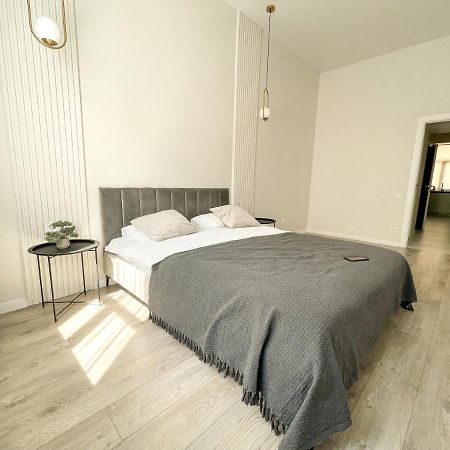 Апартаменти По Вул Менцинського 6 Lviv Exteriör bild