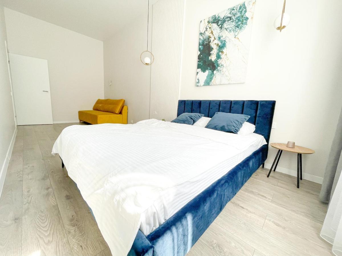 Апартаменти По Вул Менцинського 6 Lviv Exteriör bild