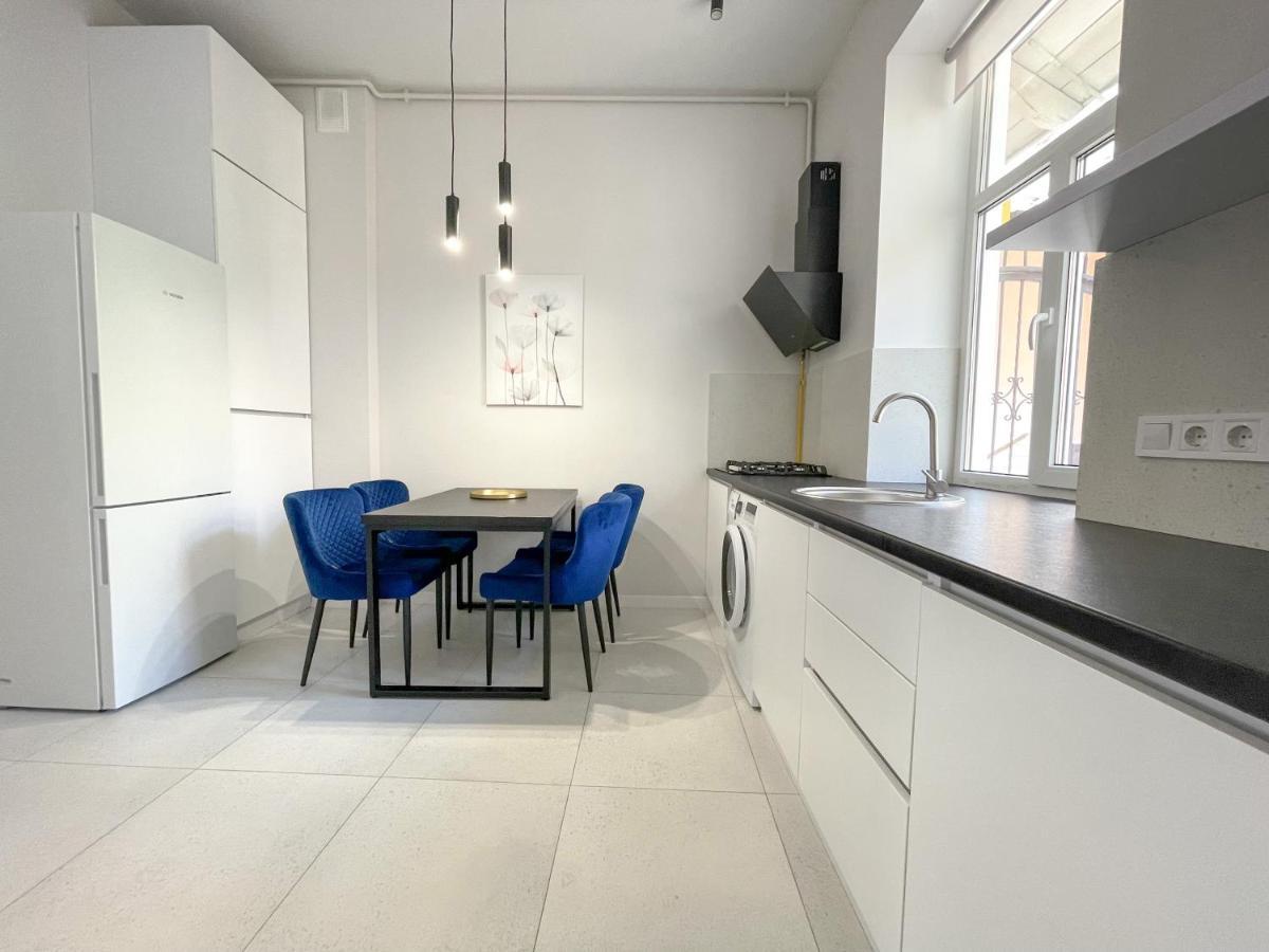 Апартаменти По Вул Менцинського 6 Lviv Exteriör bild