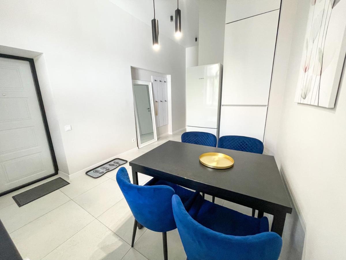 Апартаменти По Вул Менцинського 6 Lviv Exteriör bild