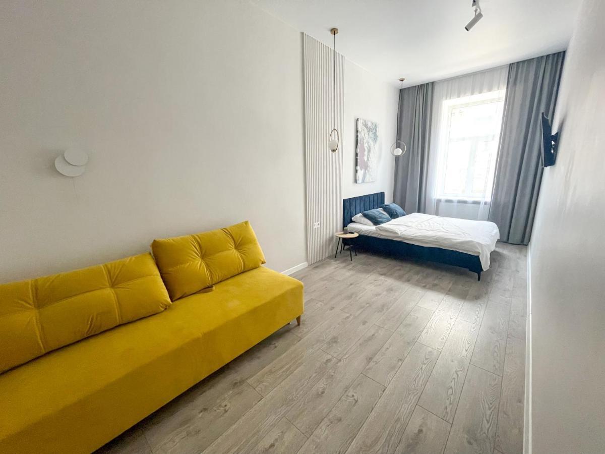 Апартаменти По Вул Менцинського 6 Lviv Exteriör bild